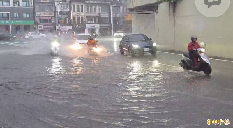 大雷雨轟炸 基隆市區多處道路積淹水