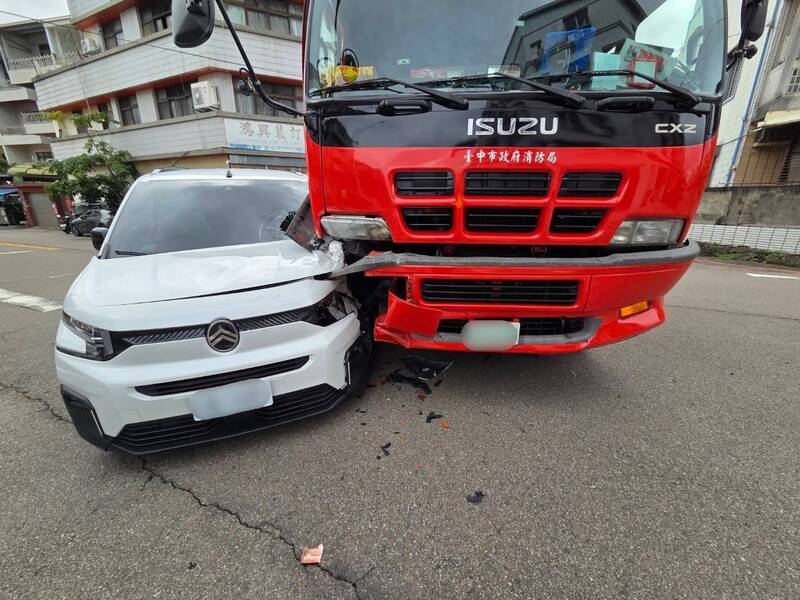 鳴笛趕民宅火警! 台中消防車、商旅車路口碰撞「緊緊嵌合」