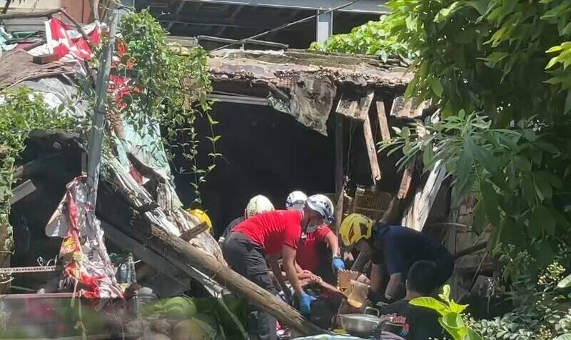 連日大雨不堪負荷!嘉市老屋突坍塌 7旬翁一度受困