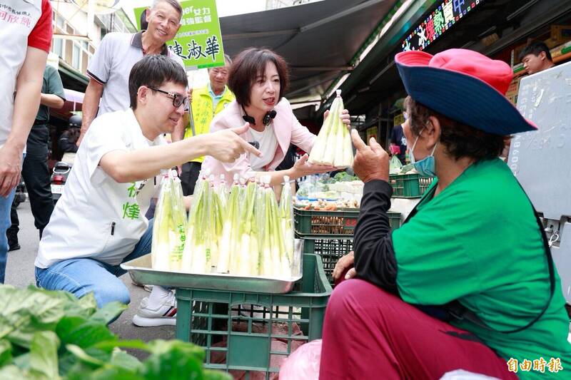 「菜市仔夫人」何欣純拚市長也顧冰箱!西屯市場拜票兼買菜 自己煮宵夜