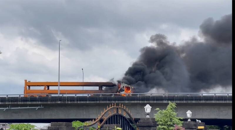 台78線2聯結車猛烈對撞 車頭瞬間起火濃煙竄天3人送醫