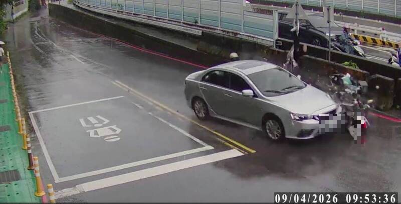 新店轎車跨線左轉撞直行機車 6旬女騎士飛摔骨折送醫