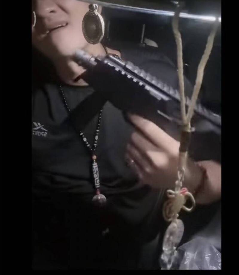 囂張沒落魄久!台中男直播亮槍「關17年沒在怕」 才半天驚嚇中被抓