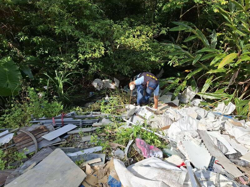 坪林山區遭偷倒營建廢棄物 警垃圾中翻出一封信揪出嫌犯