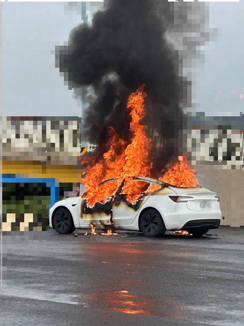 竹北西濱路停放中特斯拉突起火 車內男子明顯死亡