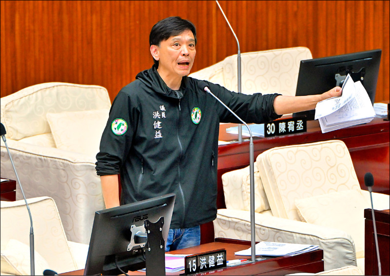 洪健益提案普發2萬 將送市府研議