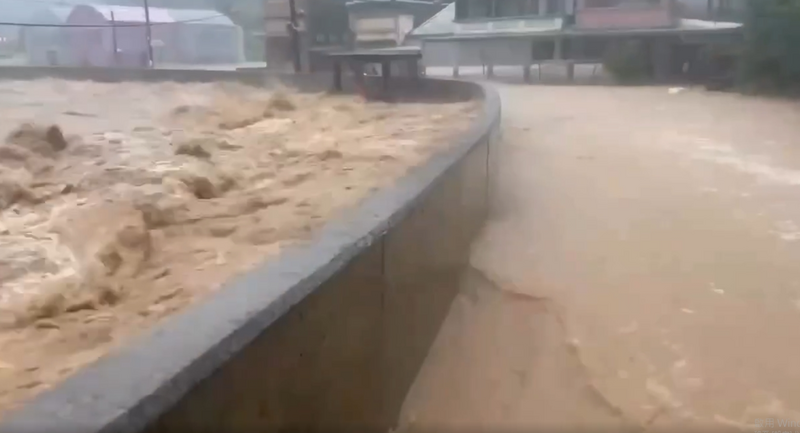 雨炸北海岸!萬里員潭溪暴漲如萬馬奔騰 險越堤釀災