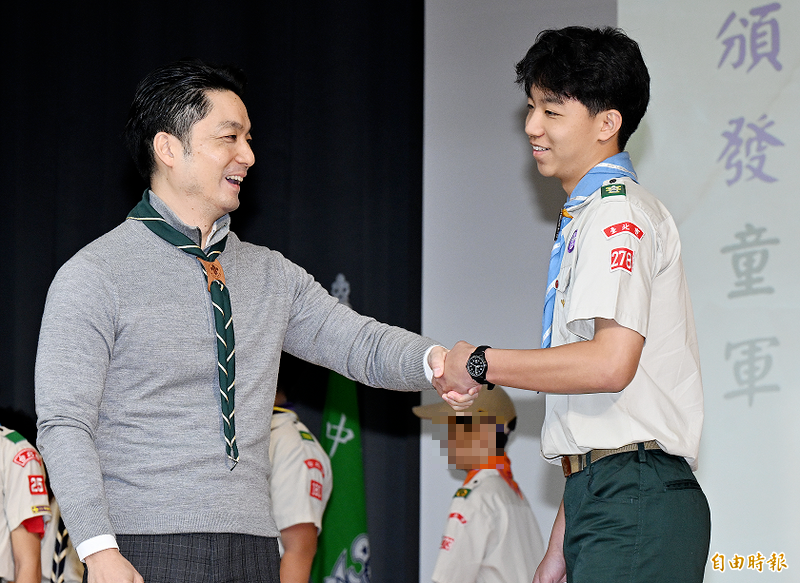 蔣萬安兒童軍高級考「都是補交過關」 網:這樣拿市長獎?
