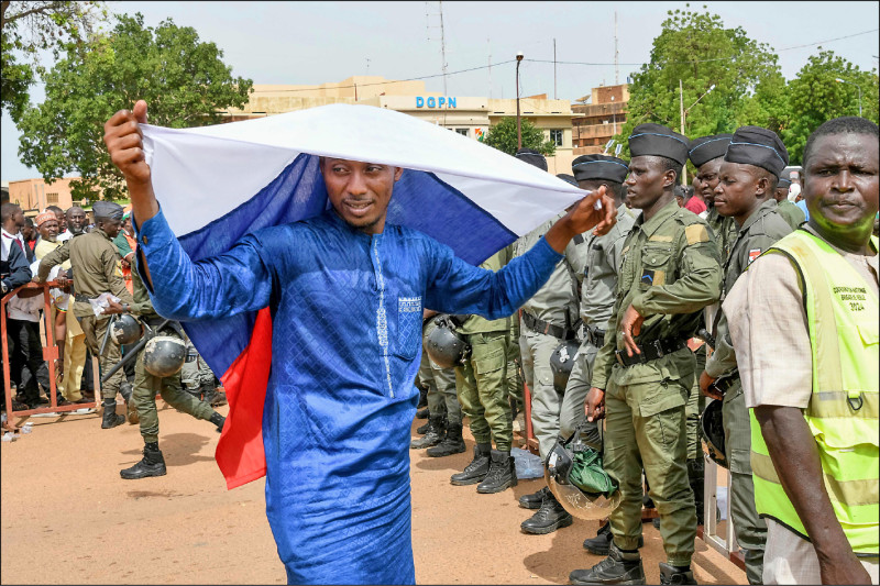 中英對照讀新聞》Thwarted Niger mutiny exposes junta’s Russia dependence 挫敗尼日兵變 凸顯軍政府對俄羅斯的依賴