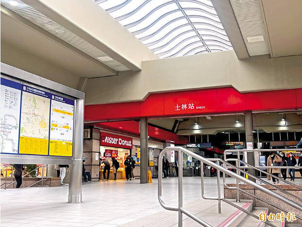 香港遊客捷運站突開罵 2男不爽痛毆他一頓後落跑