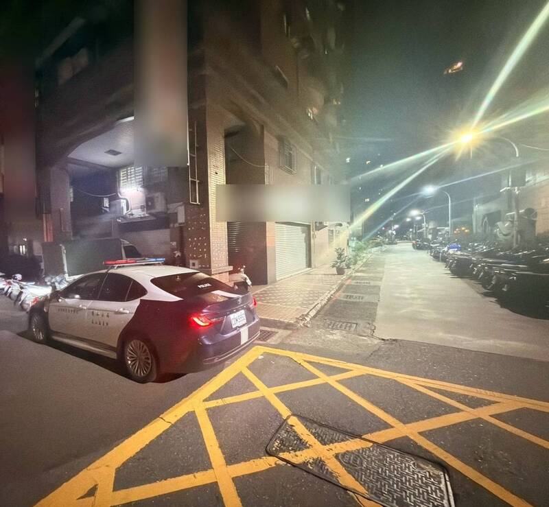 高雄鳳山大樓傳屍臭!警方破門赫見男子全裸發黑 陳屍床上