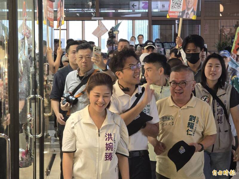 沈伯洋到南門市場掃街。（記者甘孟霖攝）