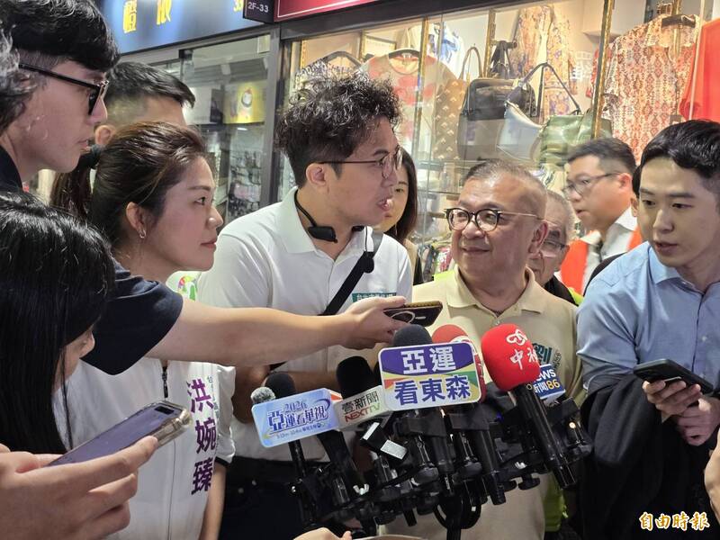 沈伯洋到南門市場掃街。（記者甘孟霖攝）