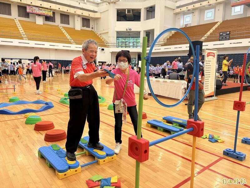 嘉縣「不老耆機」運動會 逾300阿公阿嬤「肌」情四射