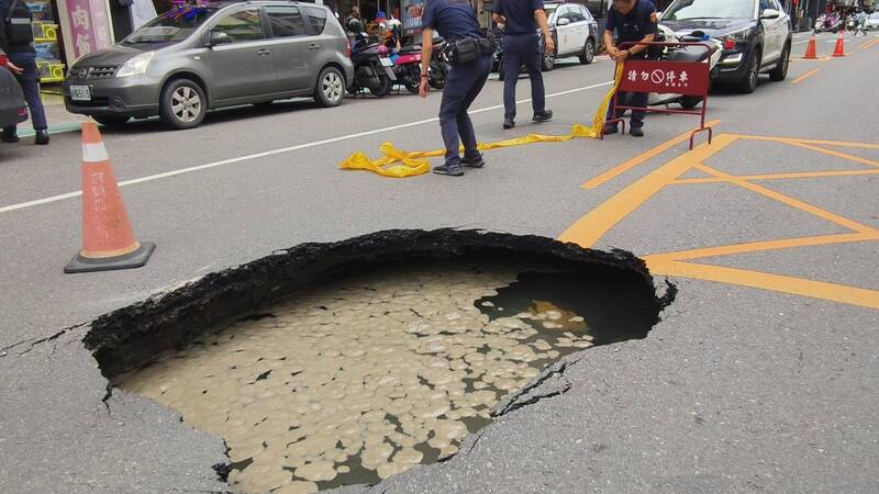 高雄重要商圈道路塌陷 瑞隆路交通安全亮警訊