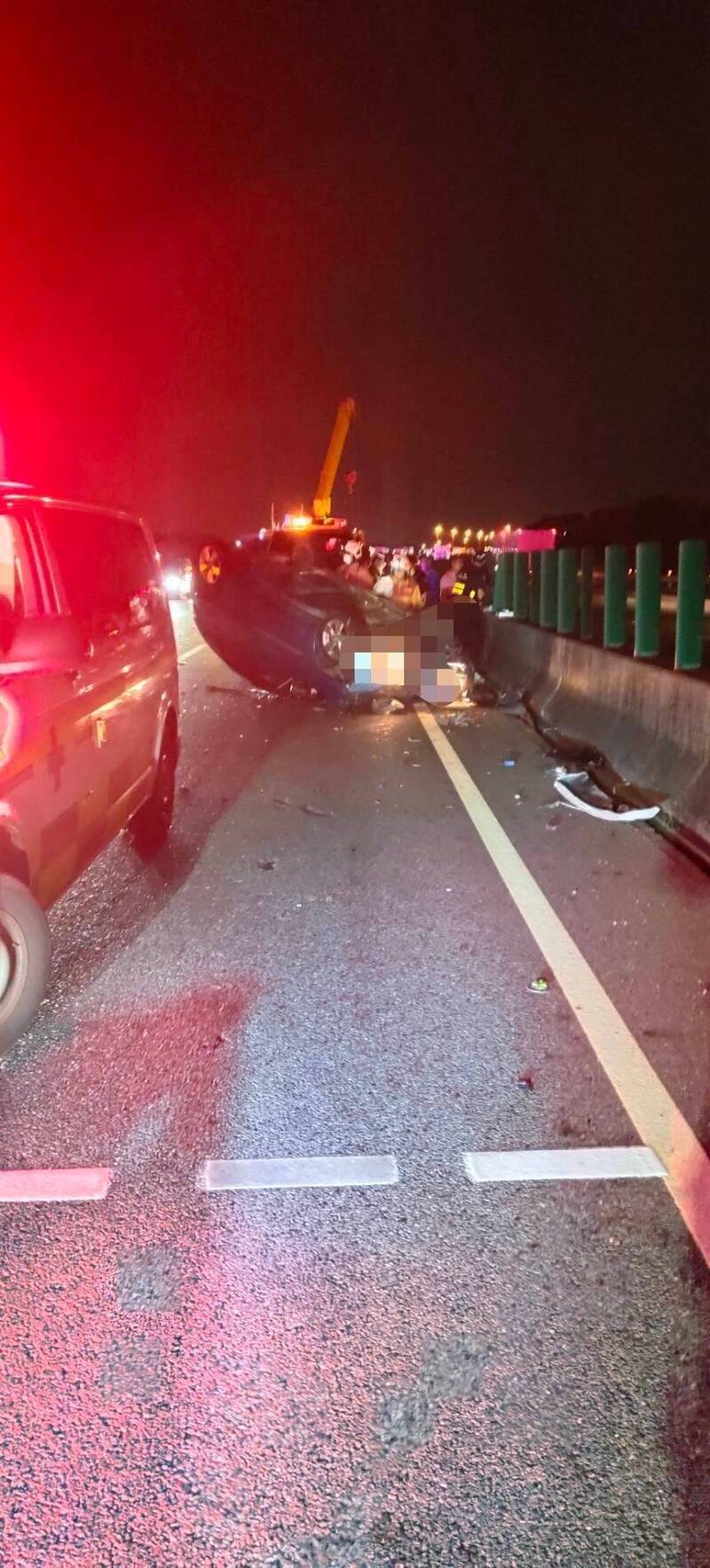 國道路肩倒車釀4車追撞5傷 百歲人瑞送醫觀察