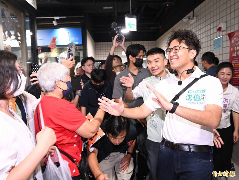 沈伯洋批北市府如「鏡子」 市民提問題卻被打滿頭包