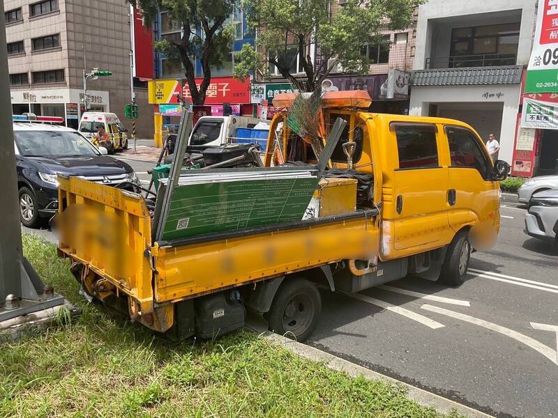 69歲工程車駕駛倒車釀禍 機車騎士與公車乘客5人受傷