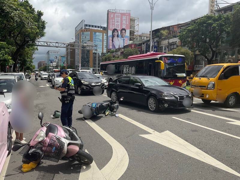 69歲工程車駕駛倒車釀禍，碰撞兩名機車騎士倒地。警方追查肇事責任。（記者劉慶侯翻攝）