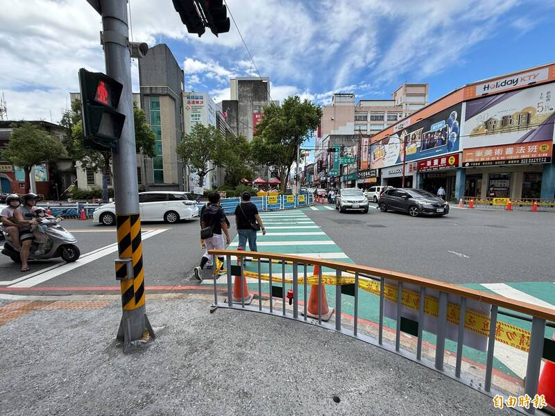 甩「行人地獄」反變跨欄障礙賽? 羅東新設護欄擋道惹議