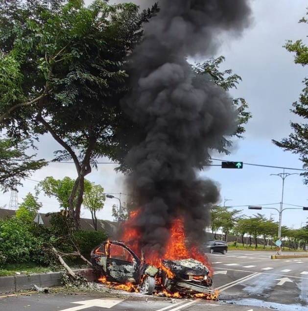 台中轎車超車失控撞分隔島 瞬間起火燒成骨架4男驚險逃生