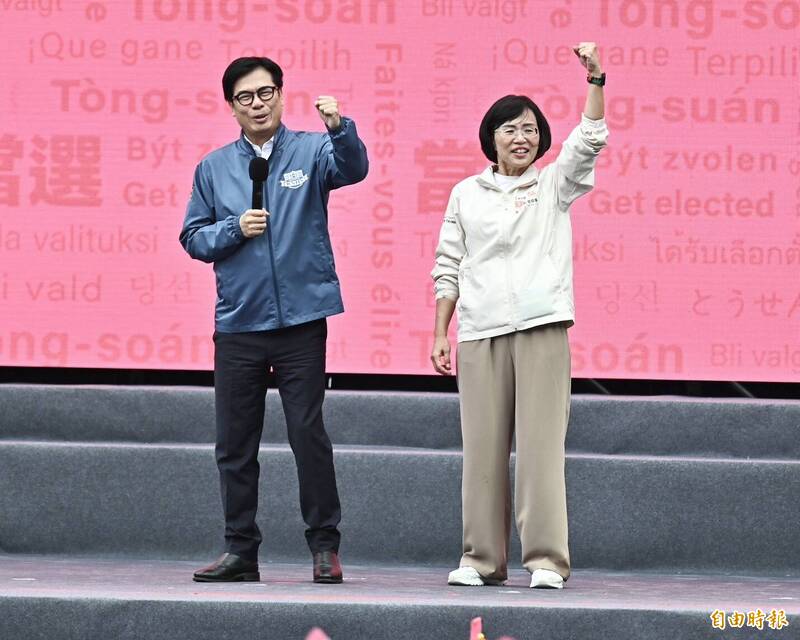 高雄市長陳其邁（左）北上力挺民進黨新北市長候選人蘇巧慧（右）。（記者塗建榮攝）