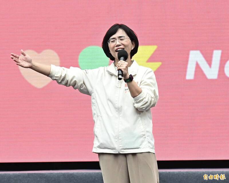 民進黨新北市長候選人蘇巧慧致詞表示，參選至今走過800多天，民調已從落後追平到開始領先；她強調，未來將以人為本擦亮城市品牌，讓新北由台北衛星轉化為繁星。（記者塗建榮攝）