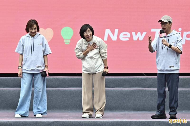 民進黨新北市長候選人蘇巧慧向支持者鞠躬致意。（記者塗建榮攝）