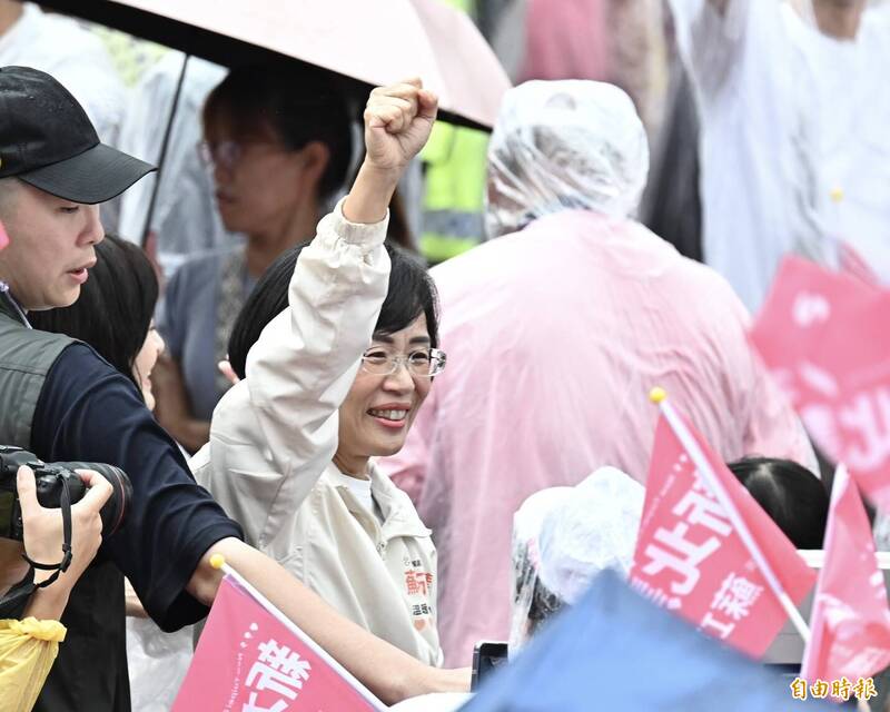 民進黨新北市長候選人蘇巧慧揮手向大家致意。（記者塗建榮攝）