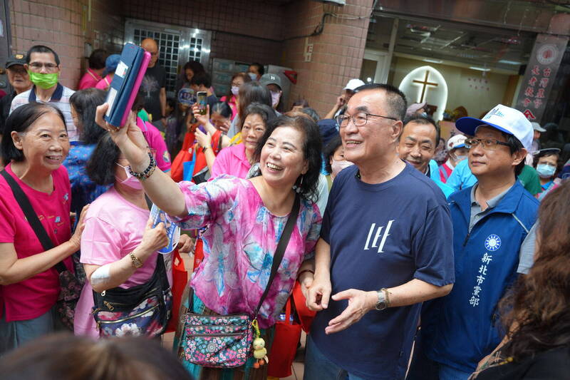 滿場土城鄉親高喊凍蒜力挺 李四川與里長嗨唱:愛拚才會贏