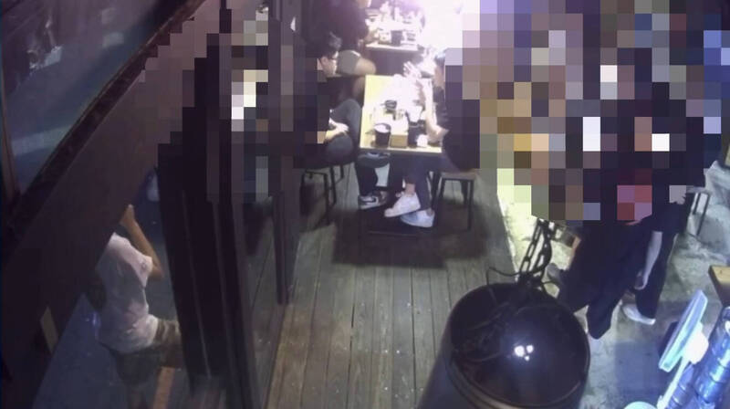 去燒烤店自帶酒收千元開瓶費爆爭吵 男怒摔椅嗆認識警察
