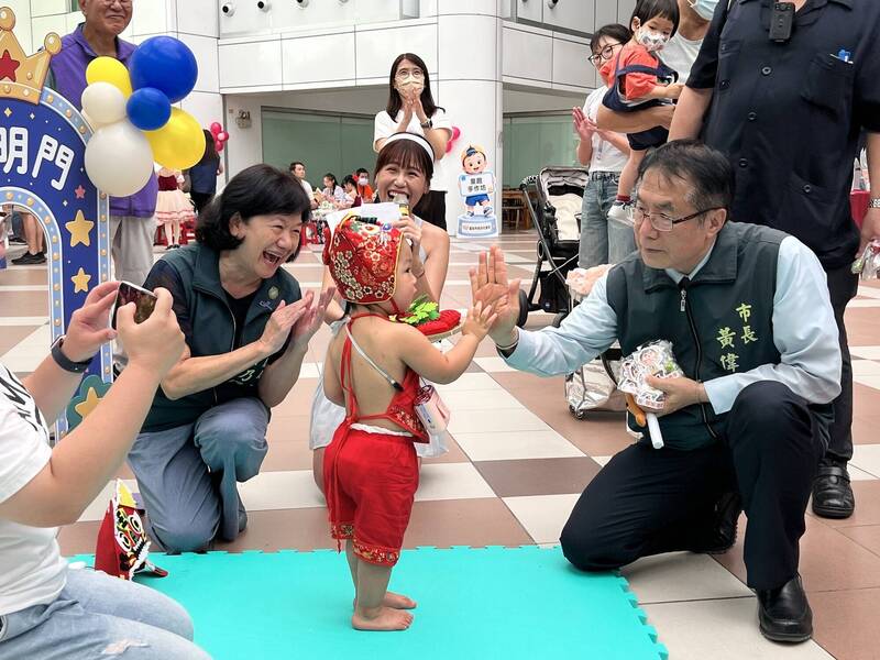 台南寶寶抓周派對 首發場近500親子共度溫馨時光