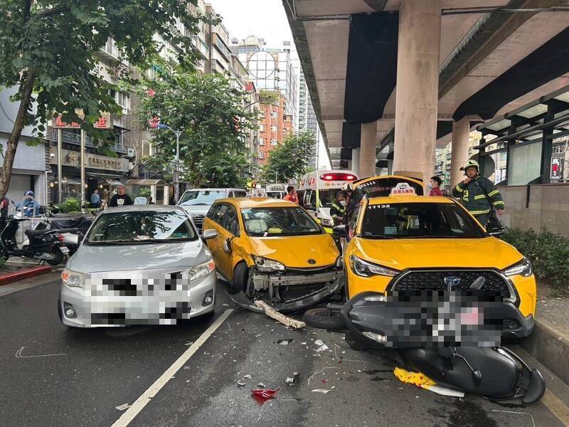 市民大道塞車換道 小黃失控爆走撞5車4人傷