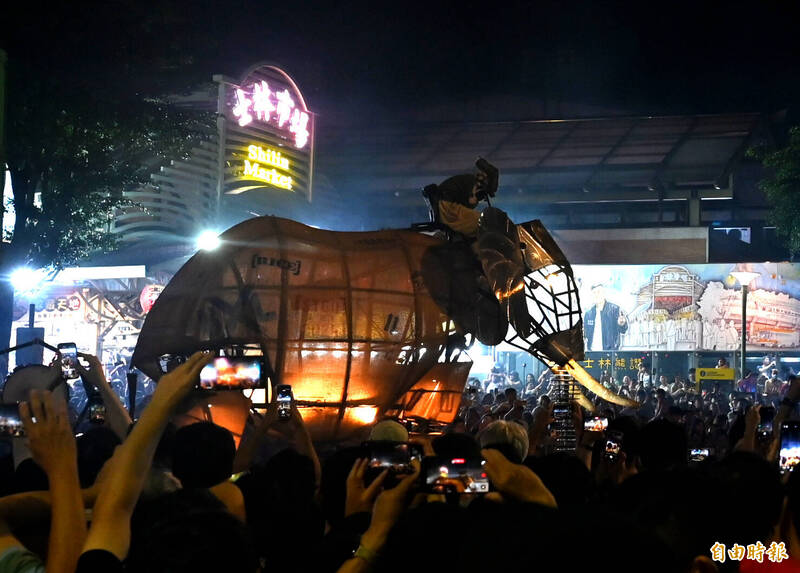 圖輯》士林大象來了!爆棚跟著巨象走 超狂重現當年動物園搬家