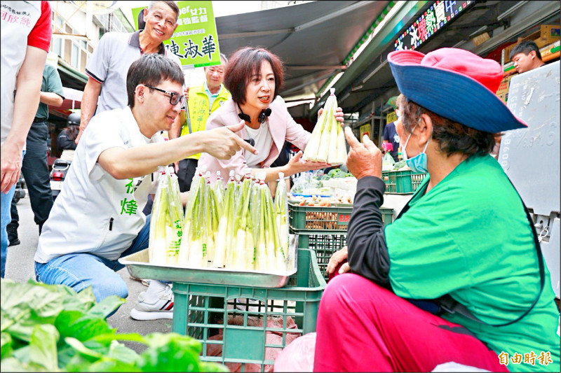 何欣純西屯市場拜票 採買博感情
