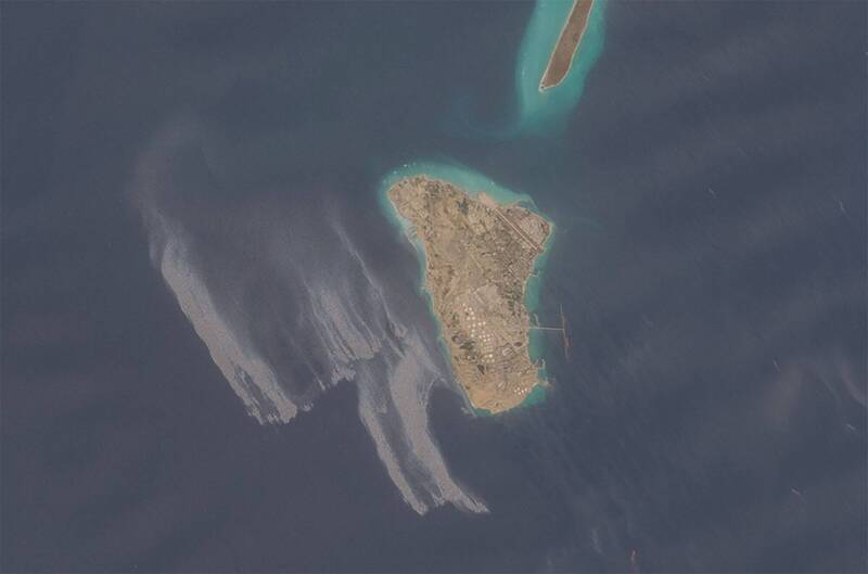 石油樞紐哈格島附近爆炸聲響 傳伊朗油輪遭美飛彈襲擊