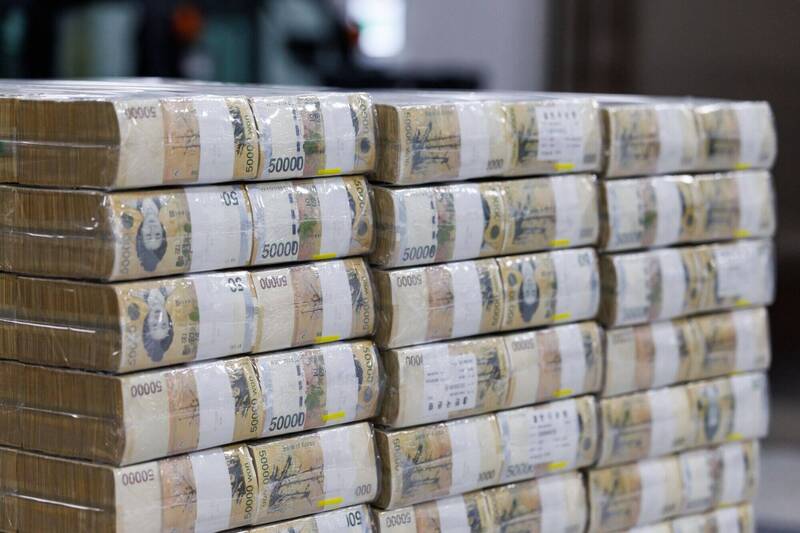 想錢想瘋了?他拿8000億韓元假支票想存銀行 櫃員報警逮人