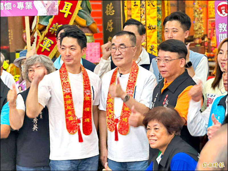 國民黨新北市長參選人李四川（中）由同黨台北市長蔣萬安（左）陪同掃街拜票，雙北合體互相拉抬，倡言雙城將攜手共榮。（記者羅國嘉攝）