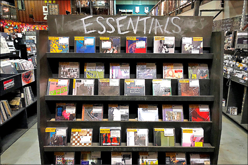 中英對照讀新聞》CDs make a comeback, boosting US recorded music revenue CD銷售回升,提高美國錄製音樂營收