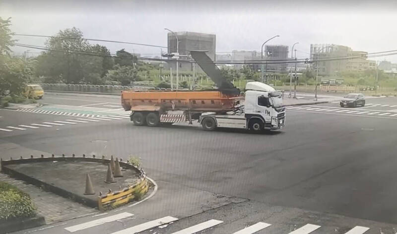 砂石車「勾電纜」 台中電桿遭硬扯斷、電纜垂落快車道