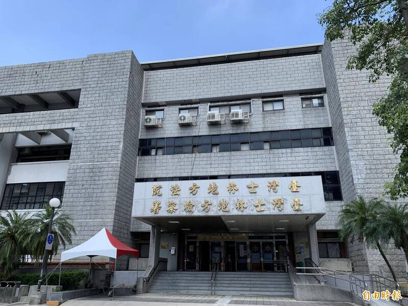 酒醉夫暴走敲破門板嚇壞妻女 法官判拘50日