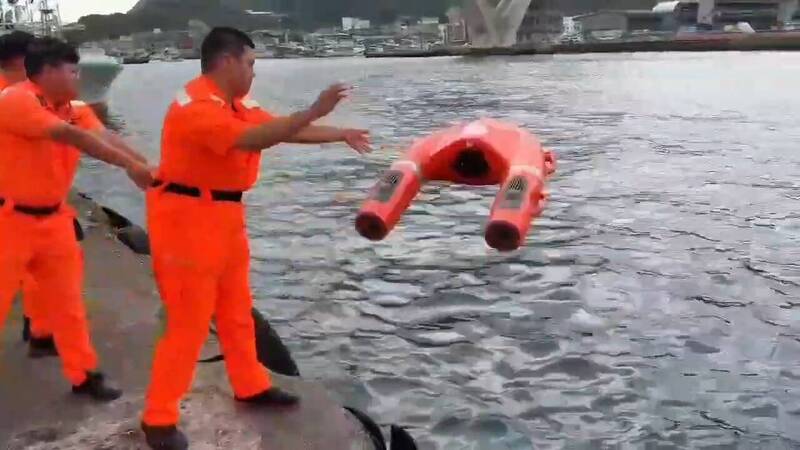 宜蘭外澳遊客漂流110公尺 救援神器遙控式動力救生圈1分鐘救回