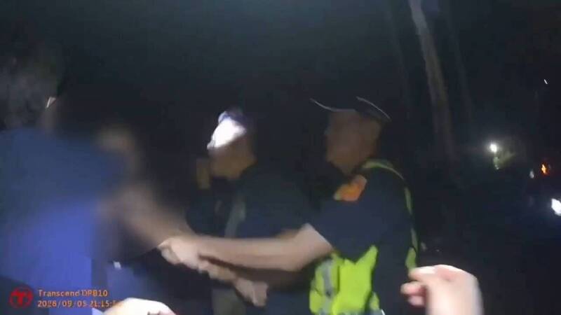 泰雅文化祭爆衝突!7、8人酒後口角 12警到場銬走1男管束
