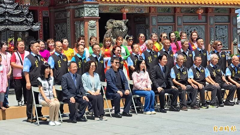 總統賴清德（前排右5）在台東天后宮前與廟方幹部合影。（記者黃明堂攝）