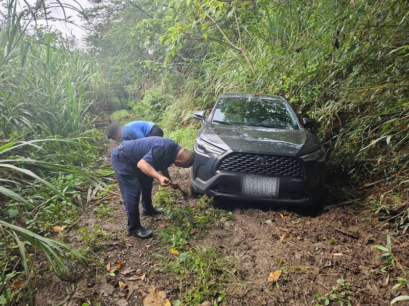 轎車誤闖高雄那瑪夏山區陷泥濘迷航 警徒步搜救助脫困