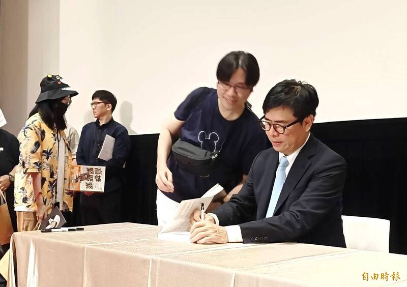 陳其邁新書發表會，替粉絲簽名。（記者葛祐豪攝）