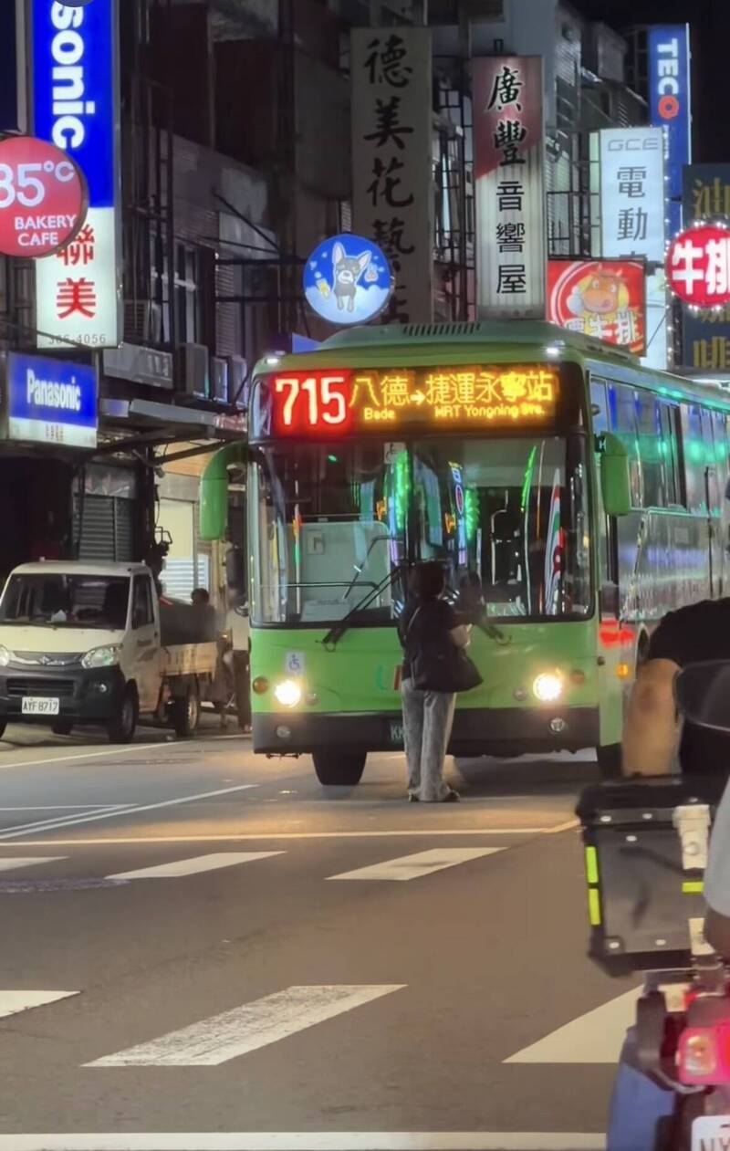 招手公車沒看到! 她衝路中「肉身攔車」驚險畫面曝