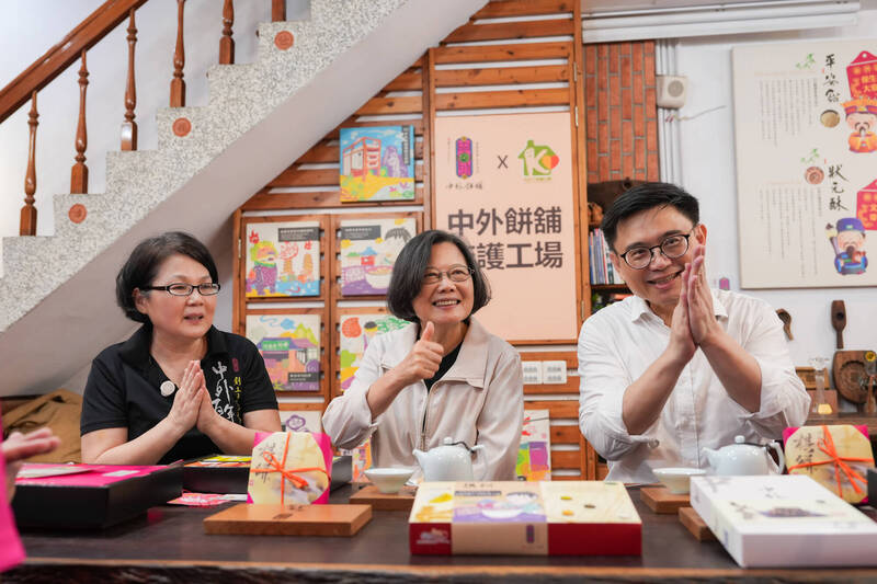 蔡英文（中）、賴瑞隆（右）走訪知名的中外餅鋪，支持庇護員工。（賴瑞隆競辦提供）