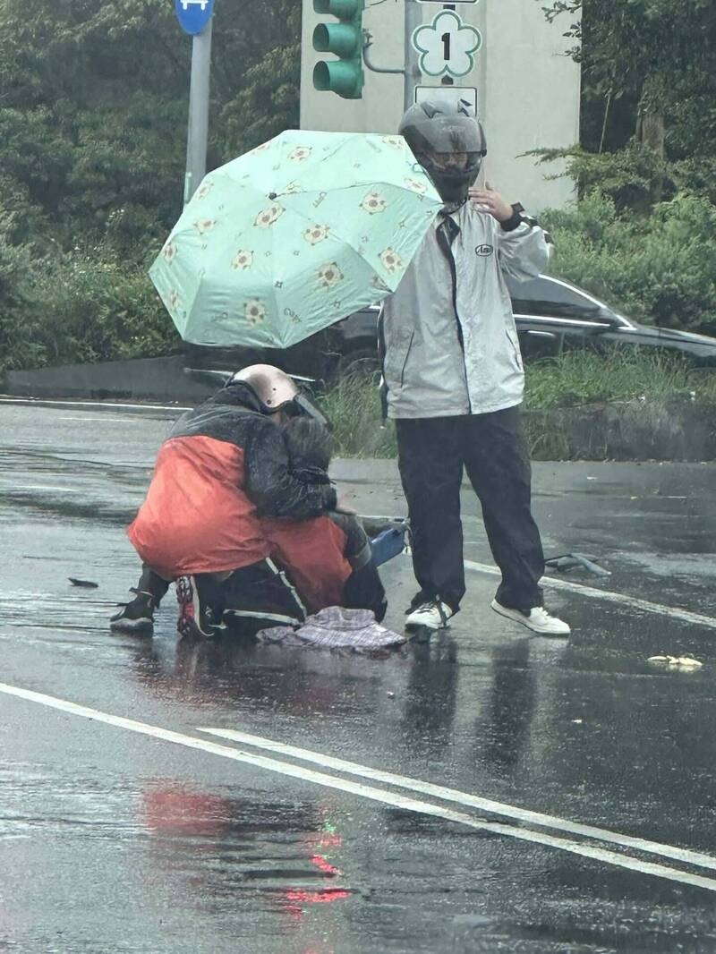 賣玉蘭花老婦穿越馬路慘遭機車迎面擦撞 雙雙受傷