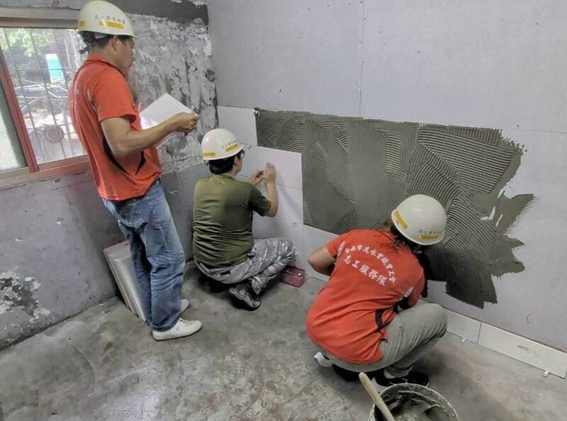 不畏雨淋日曬 台南「做工行善團」持續助弱修屋